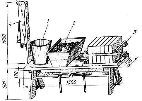 Рис. 74. Скамья для материалов и инструмента: 1 - ведро, 2 - ящик для раствора, 3 - рамка для кирпичей, 4 - полотенце