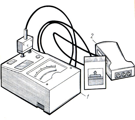 Рис. 116. Малогабаритный электронный влагомер ЭВА-5М: 1 - электронно-измерительное   устройство,   2 - трехигольчатый преобразователь