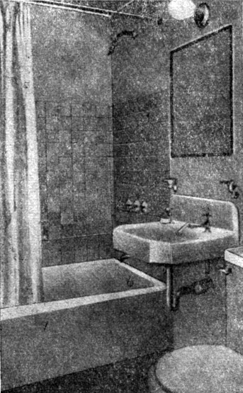 Рис. 2. Отделка ванной комнаты, стены облицованы листовой асбофанерой, окрашенной масляной краской