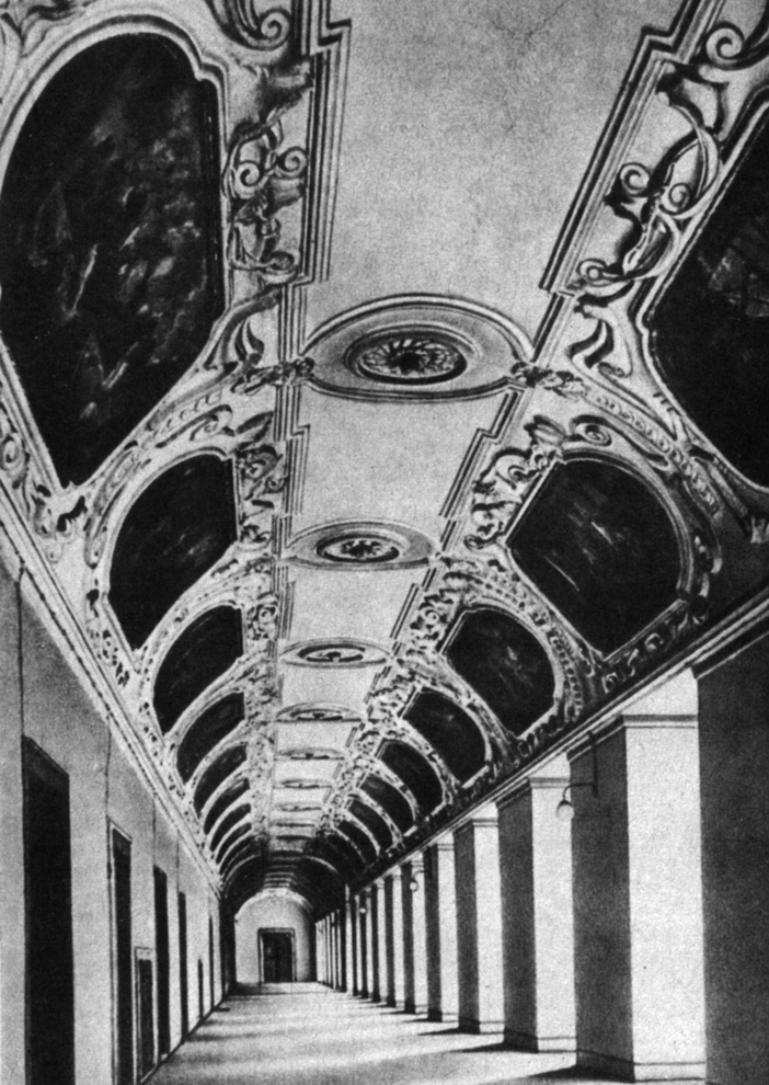 Коридор, декорированный живописными плафонами